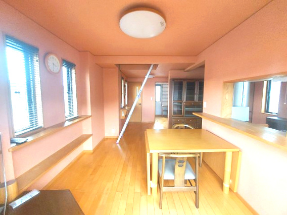 売中古戸建　静岡市葵区松富３丁目の居間・リビング|開放感溢れるリビングです。