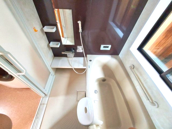 売中古戸建　静岡市葵区松富３丁目の浴室|お庭を眺めながら１日の疲れを癒してくれます♪