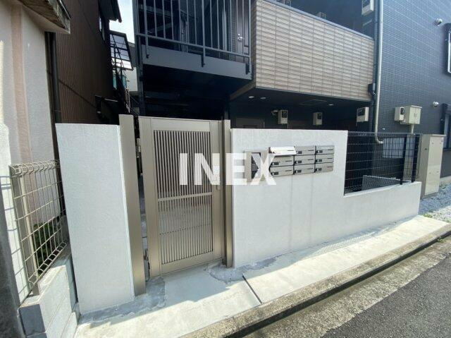 横浜市鶴見区岸谷２丁目のアパートのエントランス