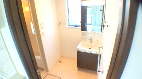 売中古戸建　静岡市清水区横砂南町の洗面所|大きな窓があり換気ができます