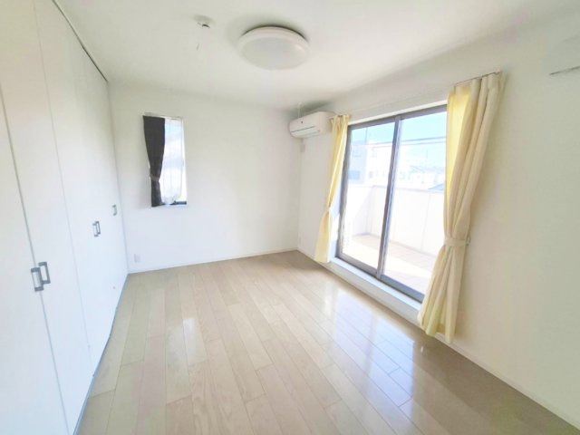 売中古戸建　静岡市清水区横砂南町の洋室|バルコニーに続く窓からたくさんの光がはいります。白基調で清潔感のある室内デザイン。