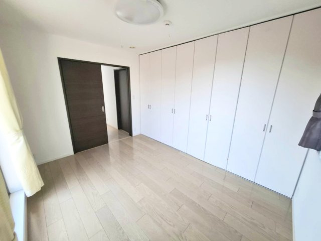 売中古戸建　静岡市清水区横砂南町の洋室|壁一面のクローゼットで収納スペースは広々です。収納と居住空間をしっかり分けられる設計。