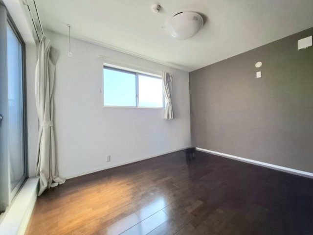 売中古戸建　静岡市清水区横砂南町の洋室|明るい壁面とダークフロアのコントラストが映えるスタイリッシュな居室です。