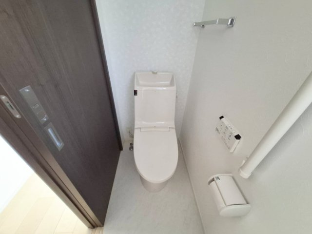 売中古戸建　静岡市清水区横砂南町のトイレ|清潔感あふれるホワイト基調のトイレ空間。温水洗浄便座付きで、毎日を快適にサポートします。