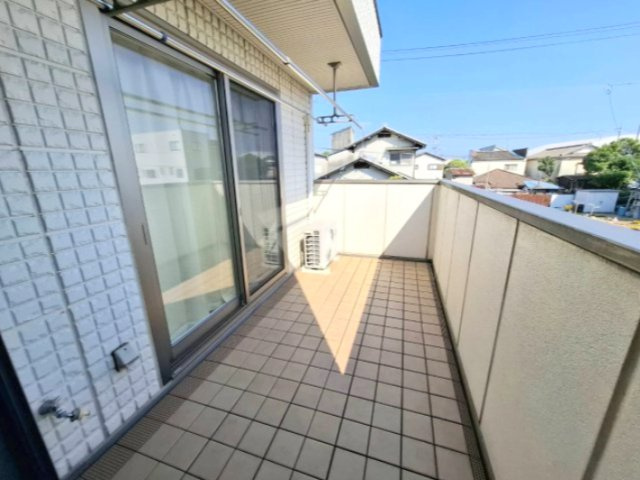 売中古戸建　静岡市清水区横砂南町のバルコニー|陽光をたっぷり取り込む開放感あふれるバルコニー。休日には外の空気を感じながらゆったりと過ごせます。