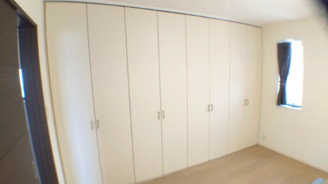 売中古戸建　静岡市清水区横砂南町の収納|壁一面のクローゼットで収納スペースは広々です