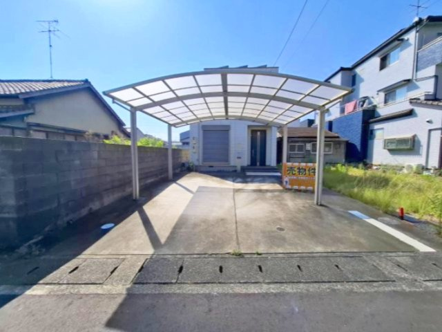 売中古戸建　静岡市清水区横砂南町の外観|開放感ある敷地と大型カーポートが魅力。ワイドカーポートで雨の日も安心です。