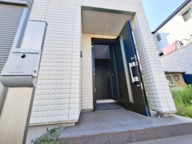 売中古戸建　静岡市清水区横砂南町の玄関|玄関が少し奥まっているので、出入りの際は陽射しや風や雨よけができます。また、玄関の内側にも雨風などが吹き込みにくいです