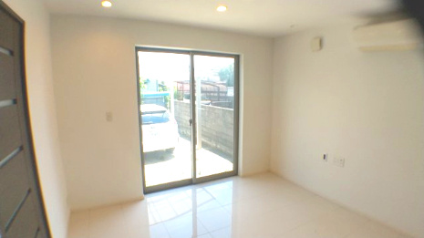 売中古戸建　静岡市清水区横砂南町の居間・リビング|光がたくさん射し込む明るいお部屋です