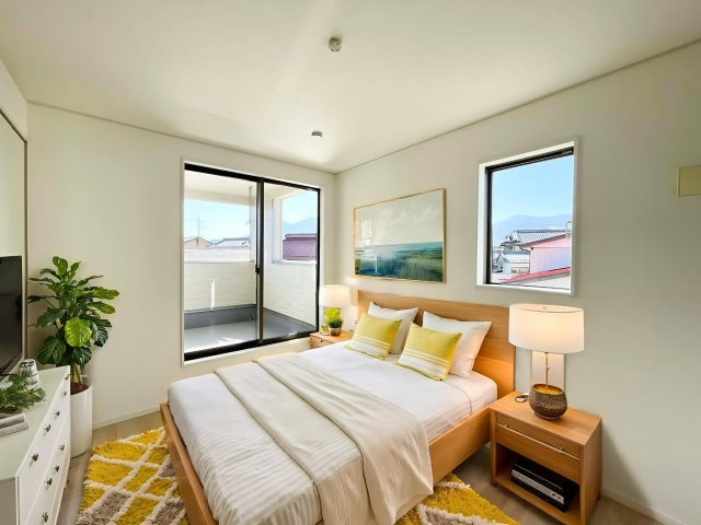 千曲市中第１の洋室|日当たり風通しともに良好！明るく朝を迎えられるつくりになっています♪　※ CGで家具を配置しています　４号棟