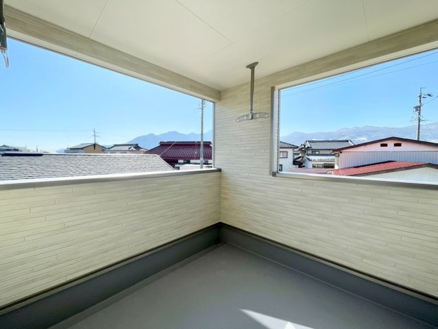 耐震等級３！ご成約プレゼント対象物件！の前面道路含む現地写真