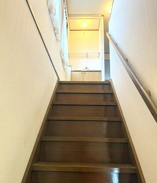 【中古】川越市広谷新町リフォーム中古住宅の内装|手すり付き階段です