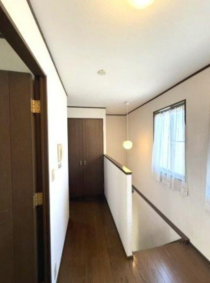 【中古】川越市広谷新町リフォーム中古住宅の内装|２F廊下です