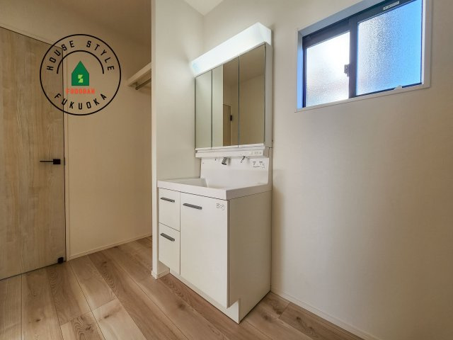 糟屋郡須恵町大字須恵第22-1棟（1号棟）の内観：施工例|毎日使うものだから清潔な空間を保ちたい水回り。洗面にはそんな願いを解消させてくれる収納アイデアが満載です。三面鏡の裏側にはキャビネットが現れ小物から背の高い物まで収納できます。