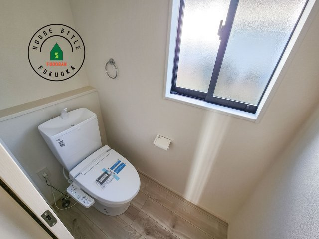 糟屋郡須恵町大字須恵第22-1棟（1号棟）の内観：施工例|温水洗浄便座を完備しております。2ヶ所にトイレがあるのは朝の慌ただしい時間も安心です。