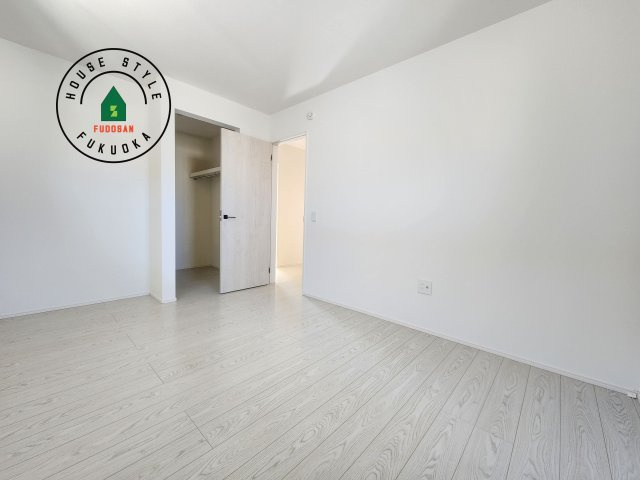 糟屋郡須恵町大字須恵第22-1棟（1号棟）の内観：施工例|主寝室には収納力に優れたクローゼットがありますので、お部屋もすっきり片付きます。