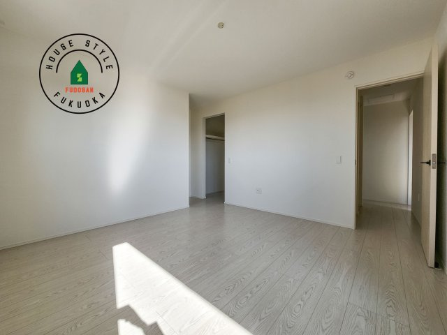 糟屋郡須恵町大字須恵第22-1棟（1号棟）の内観：施工例|落ち着いた色調の洋室です。