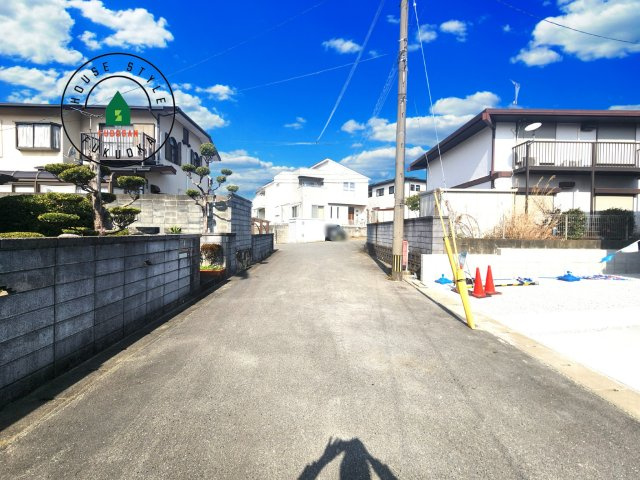 糟屋郡須恵町大字須恵第22-1棟（1号棟）の前面道路含む現地写真|前面道路は閑静な住宅地をはしる車通りの少ない道路。お車の出し入れが苦手なママや小さなお子様にも安心ですね。しっかり舗装もされているので、ベビーカーや自転車で通っても快適に通行できます。