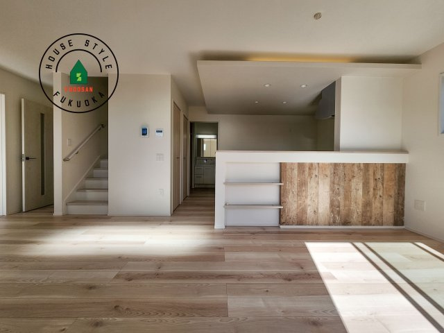 糟屋郡須恵町大字須恵第22-1棟（1号棟）の内観：施工例|ご家族を近くに感じられる対面キッチンのLDK。会話もはずみそうですね。