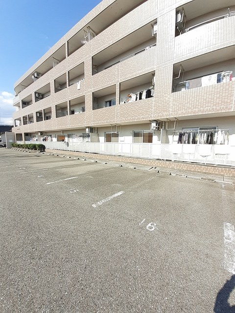 ウエスト　カレントの駐車場|駐車場