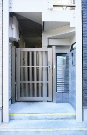 キャメルWARABIのエントランス