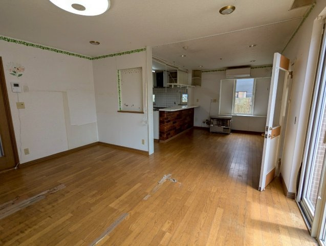 若葉4丁目　店舗付き中古住宅の居間・リビング