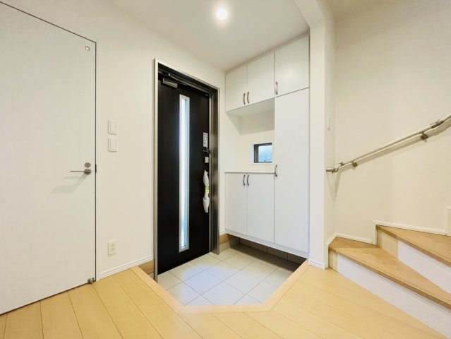 刈谷市沖野町1丁目1-12『仲介手数料無料』新築戸建ての玄関