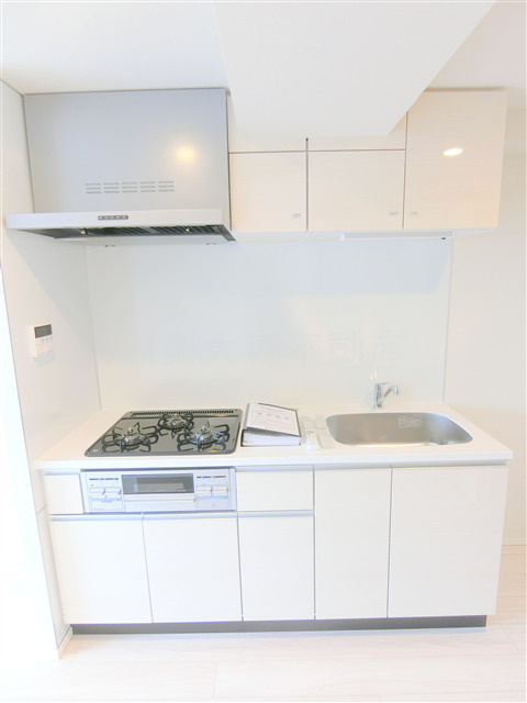 コンフォリア・リヴ西蒲田のキッチン|3口ガスコンログリル付き　システムキッチン