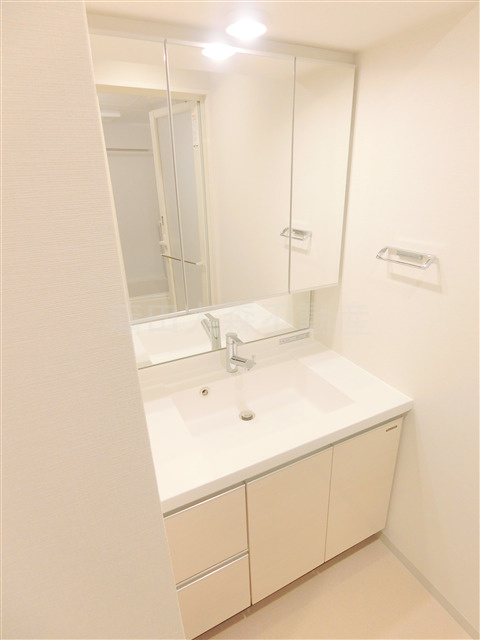 コンフォリア・リヴ西蒲田の洗面所|3面鏡の独立洗面台　洗面脱衣所