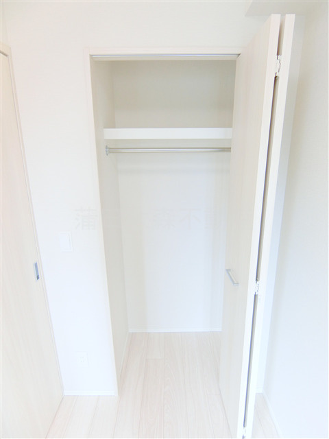 コンフォリア・リヴ西蒲田の収納|洋室2.7帖の収納　クローゼット