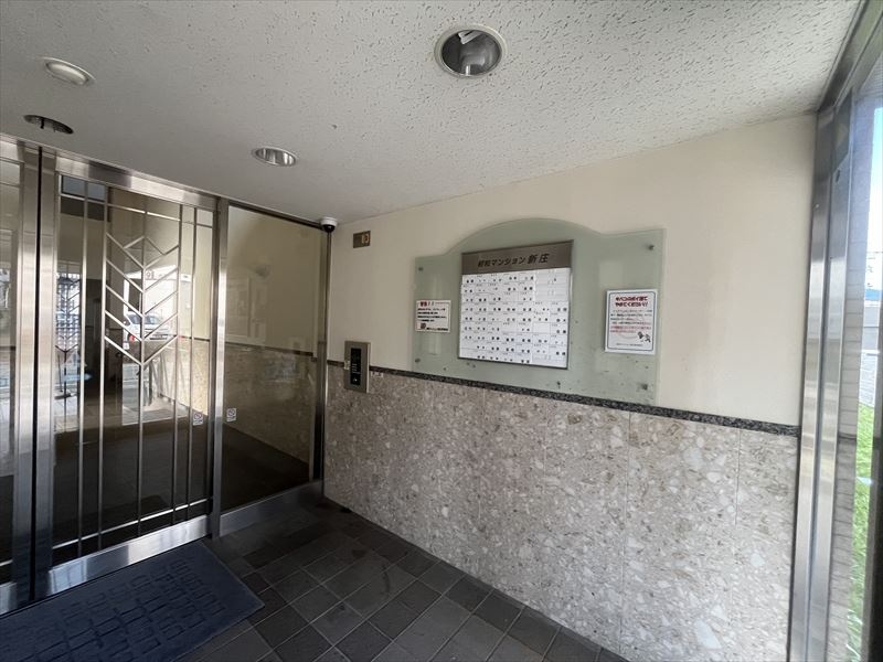昭和マンション新庄のエントランス