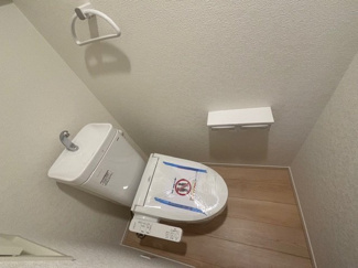 【トイレ】 | 東広島市高屋町白市　全２区画　NO1【P3台可】 | シンプルなデザインはお掃除やしやすく衛生的。温水洗浄便座付き　トイレ×２
