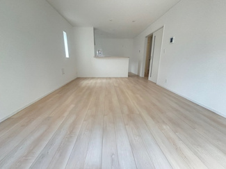 【居間・リビング】 | 東広島市高屋町白市　全２区画　NO1【P3台可】 | 17.7帖リビング☆対面式のキッチンでリビングが見渡せるので、お子様やご家族の様子が見えて安心です♪