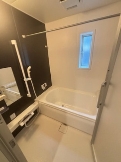 【浴室】 | 東広島市高屋町白市　全２区画　NO1【P3台可】 | ゆったりした浴槽は、足を伸ばしてゆったり湯船につかることができます。
浴室換気乾燥機付きでカビ予防やヒートショック予防に安心です☆