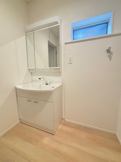 【独立洗面台】 | 東広島市高屋町白市　全２区画　NO1【P3台可】 | 三面鏡付きの洗面台は、メイクもドライヤーも余裕のスペースです。