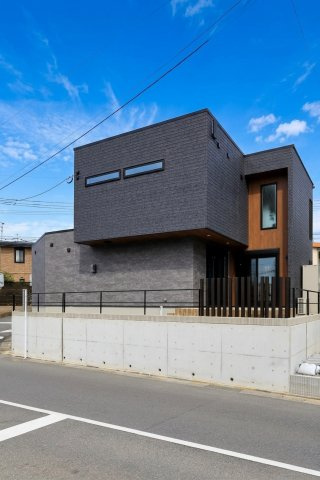 鷹の巣二丁目の完成予想図|【建物プラン例】建物価格2380万円、建物面積105.99㎡
「ランドマークとなる外観」をテーマに創り上げた、洗練された一邸。