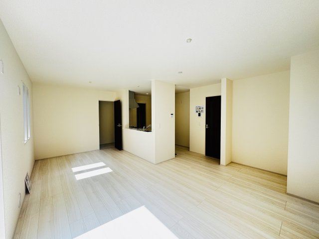 新築　高崎市新町第24　Livele Garden.S　1号棟の居間・リビング|現地写真　17.7帖の広々リビングはご家族みんなでゆったりくつろげます♪