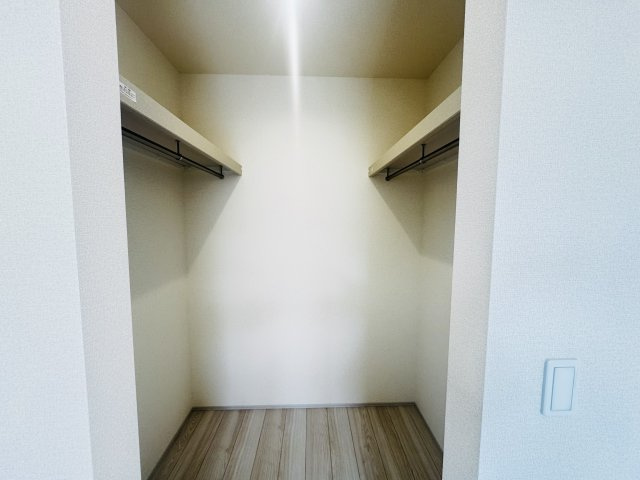 新築　高崎市新町第24　Livele Garden.S　1号棟の収納|現地写真　主寝室の大型のウォークインクローゼットは収納ラクラク、お部屋スッキリ♪							
