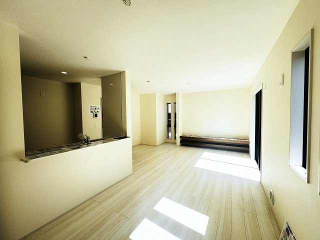 新築　高崎市新町第24　Livele Garden.S　1号棟の居間・リビング|現地写真　家族の会話が弾む対面キッチン。お子様の様子も確認できて安心ですね。
　
