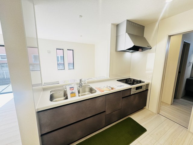 新築　高崎市新町第24　Livele Garden.S　1号棟のキッチン|現地写真　間口2550ｍｍで作業スペースも広々！換気扇も汚れが付きにくくお掃除がし易い設計です。
