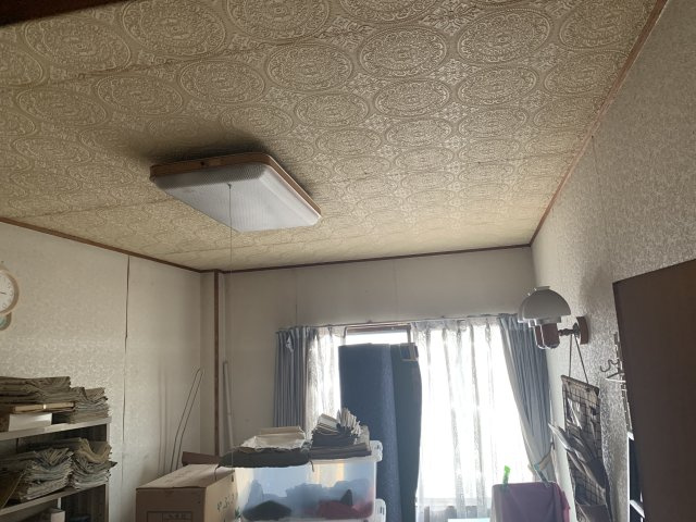 売中古戸建　静岡市葵区井宮町の洋室|窓が大きく日の光が入りやすいため、電気をつけなくも日中はとても明るいです。