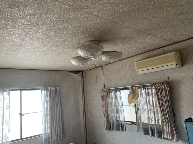 売中古戸建　静岡市葵区井宮町の洋室|天井のが柄が派手すぎない柄になっていてとてもお洒落です。