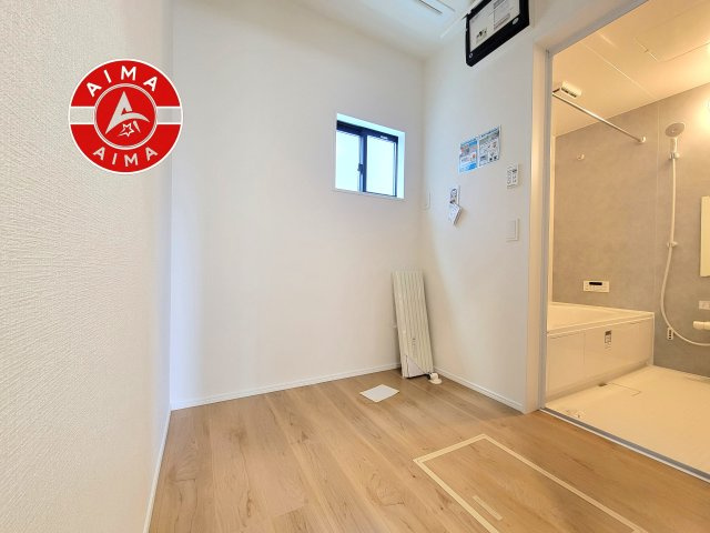 福岡市東区三苫1丁目第2-4棟(1号棟)の脱衣所|ゆとりの洗面スペースで朝の身支度もスムーズに。暮らしを快適に変えるシャワー付洗面台です！