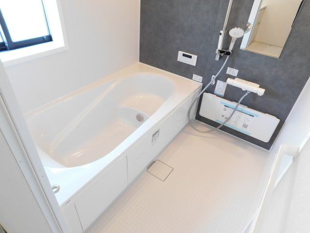 北名古屋市熊之庄屋形の新築一戸建の浴室|◇浴室◇　　広い１坪サイズ（LIXIL）・浴室暖房乾燥機・保温浴槽・エコベンチ浴槽・スライドバーシャワー・お手入れらくらくカウンター・キレイサーモフロア・オートバス・バリアフリー