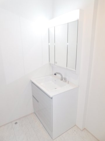 北名古屋市熊之庄屋形の新築一戸建の独立洗面台|◇洗面室◇　　三面鏡シャンプードレッサー　くもり止め仕様　