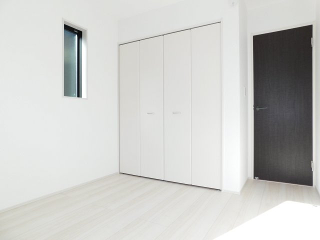 北名古屋市熊之庄屋形の新築一戸建の洋室|◇２階洋室◇　　南面で明るい洋室５．２５帖　全居室収納完備♪　バルコニー利用可！