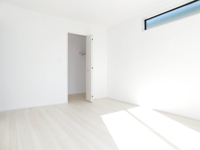 北名古屋市熊之庄屋形の新築一戸建の洋室|◇２階洋室◇　　南面で明るい洋室７．８７帖　ウォークインクローゼット完備♪　バルコニー利用可！