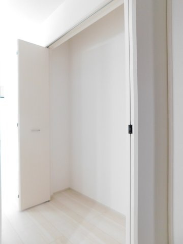 北名古屋市熊之庄屋形の新築一戸建の収納|◇パントリー◇　　キッチン横に便利な収納！　食料品や日用品のストックに便利です♪