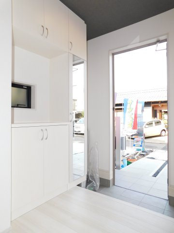 北名古屋市熊之庄屋形の新築一戸建の玄関|◇玄関収納◇　　家族の履物がしっかり収納できるミラー付きシューズ収納！
