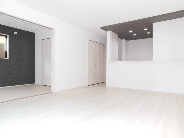 北名古屋市熊之庄屋形の新築一戸建の居間・リビング|◇リビング◇　　南面で明るいリビング１６．２５帖　大容量パントリー完備！